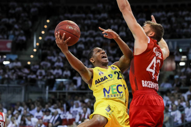 她在查尔斯 她在查尔斯